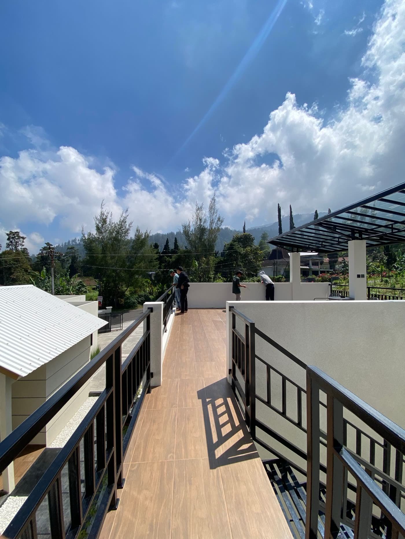 Rooftop-Style Rail Deck