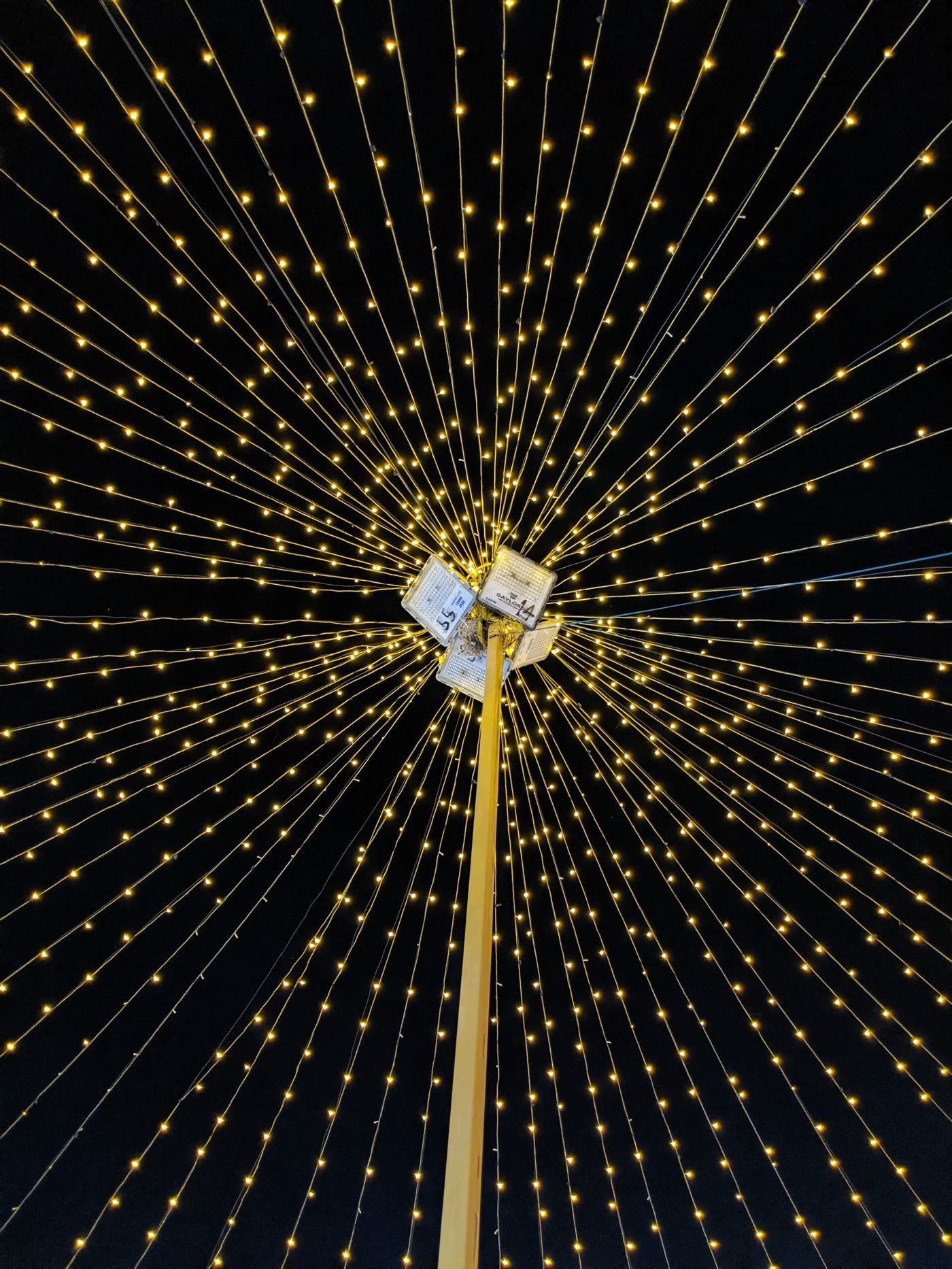 The V-Pattern from a Central Pole