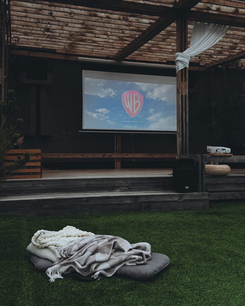 How to hang outdoor projector screen — choosing the right screen type for backyard cinema