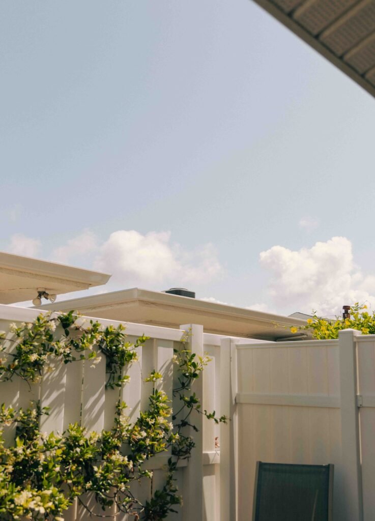 How to hang outdoor projector screen — fence mounting method