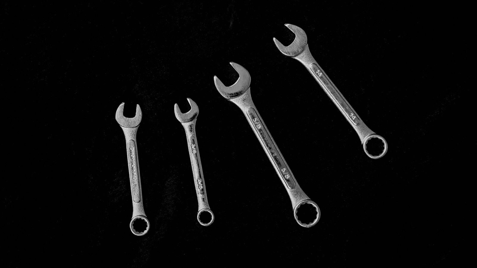 Set of wrenches for removing a shower valve cartridge