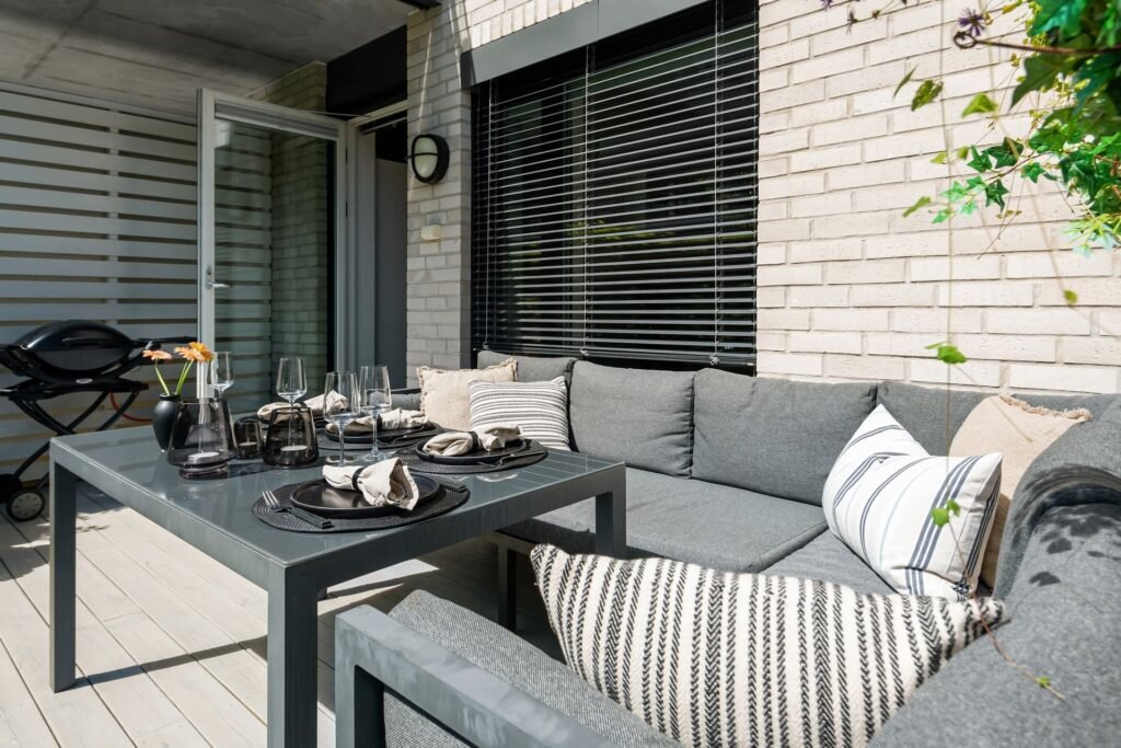 Small patio layout ideas — well-arranged modern patio furniture